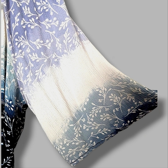 🩵Flowy, Stretchy 3/4 Sleeve Top Floral w/Gradations of Blue and Creamy White - Picture 6 of 7